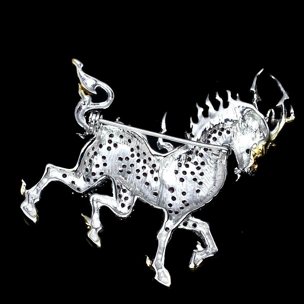 Rubin Chromdiopsid Pferd Brosche aus bicolor vergoldetem Silber - INARA