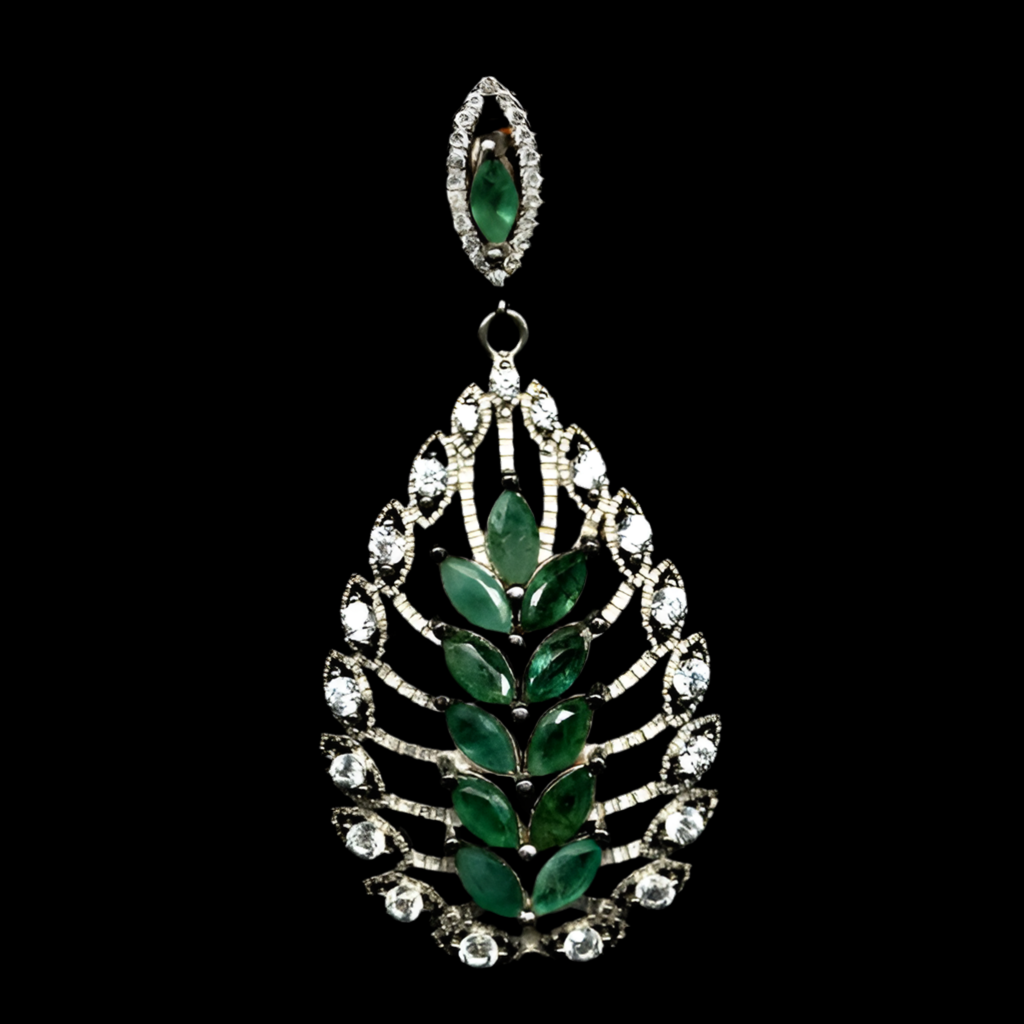Smaragd Anhänger aus weißvergoldetem Silber - INARA