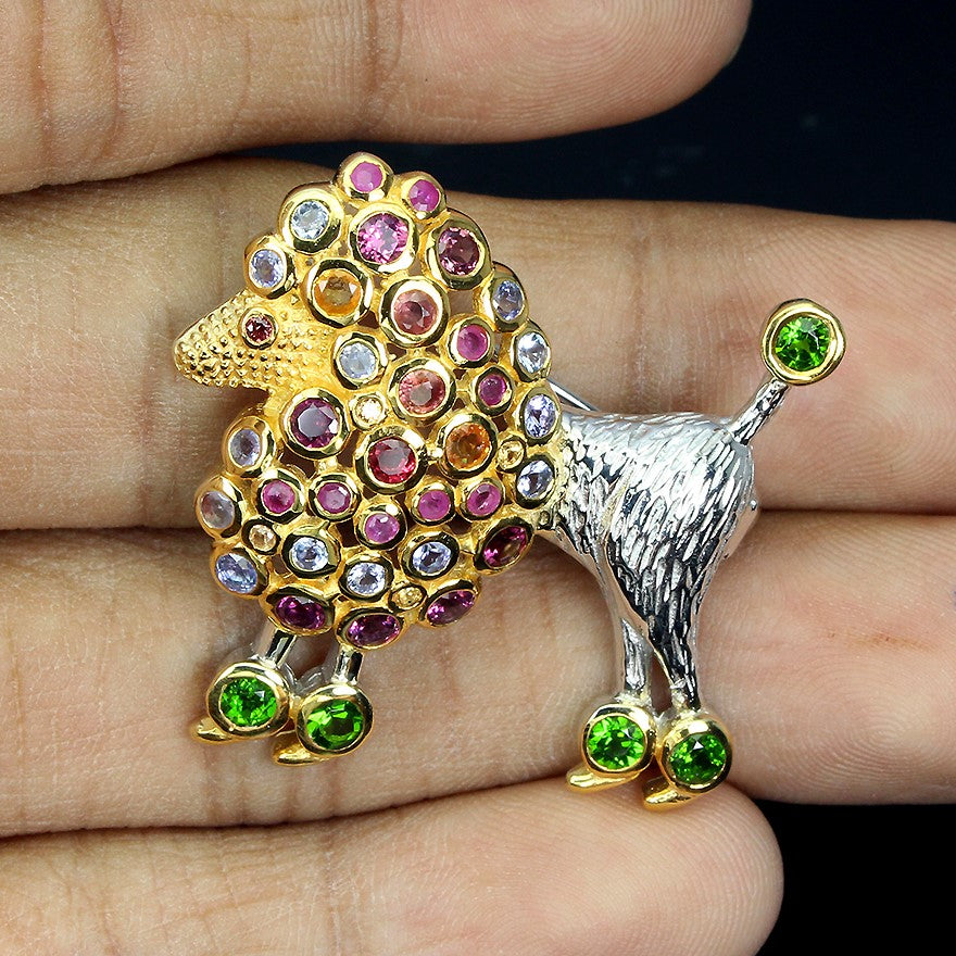 Chromdiopsid Saphir Tansanit Rubin Rhodolit Hund Brosche aus bicolor vergoldetem Silber - INARA