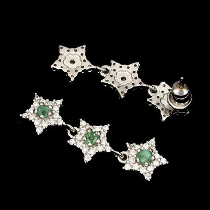 Smaragd Sterne Ohrringe aus weißvergoldetem Silber - INARA