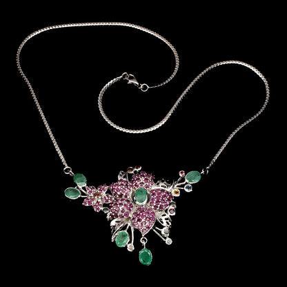 Rubin Smaragd Saphir Blume Collier aus weißvergoldetem Silber - INARA