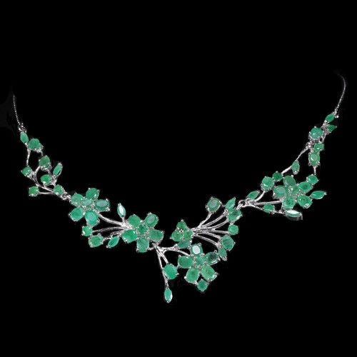 Smaragd Collier aus weißvergoldetem Silber - INARA