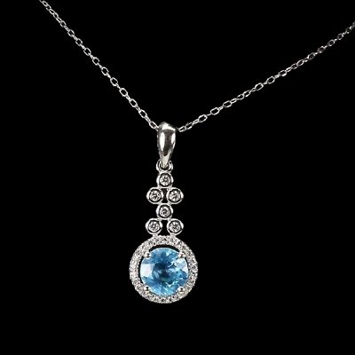 Halskette mit Blautopas Swiss Blue Anhänger aus weißvergoldetem Silber - INARA