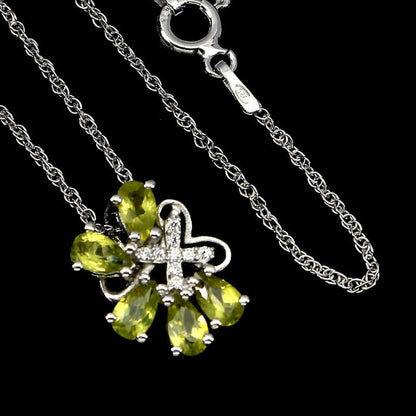 Peridot Anhänger mit Halskette aus weißvergoldetem Silber - INARA