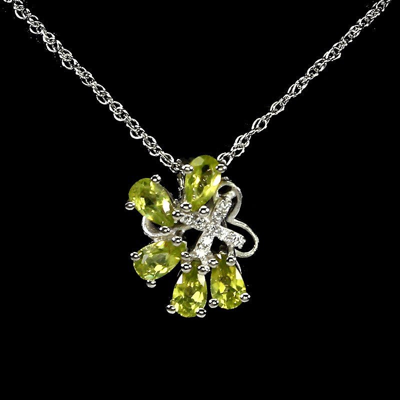 Peridot Anhänger mit Halskette aus weißvergoldetem Silber - INARA