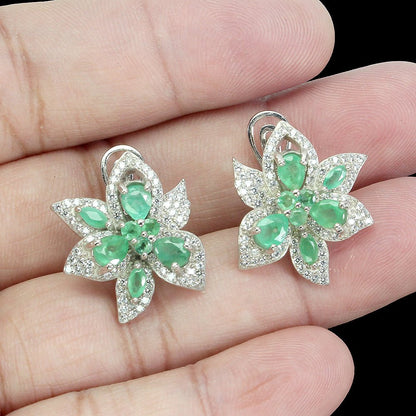 Smaragd Blumen Ohrringe aus weißvergoldetem Silber - INARA